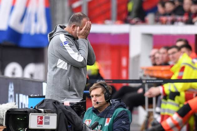 Trainer Frank Schmidt ( 1 FC Heidenheim ) schlaegt sich frustriert die Haende vor sein Gesicht. GER, Bayer 04 Leverkusen vs 1 FC Heidenheim, Fussball, Bundesliga, 10. Spieltag, Spielzeit 2025 2026, 08.11.2025 DFL REGULATIONS PROHIBIT ANY USE OF PHOTOGRAPHS AS IMAGE SEQUENCES AND OR QUASI-VIDEO GER, Bayer 04 Leverkusen vs 1 FC Heidenheim, Fussball, Bundesliga, 10. Spieltag, Spielzeit 2025 2026, 08.11.2025 Leverkusen Copyright: xEibner-Pressefoto ThomasxThienelx EP_TTL