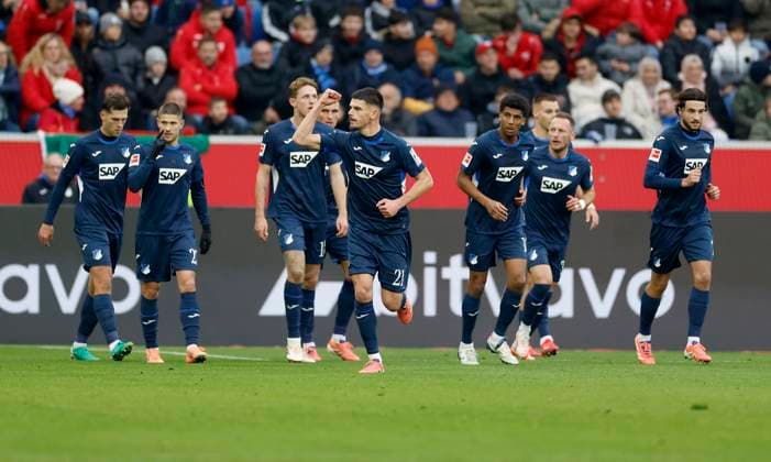 v.l.n.r.: Torschuetze, Scorer Albian Hajdari (TSG Hoffenheim, 21) Jubel nach seinem Tor zum 1:1, jubelnd, bejubelt, jubelt, jubeln, Cheers after the goal, cheering, celebrated, cheers, cheering, emotions 08.11.2025, Fussball, Bundesliga, TSG Hoffenheim - RB Leipzig, GER, Sinnsheim, PreZero Arena, DFL REGULATIONS PROHIBIT ANY USE OF PHOTOGRAPHS AS IMAGE SEQUENCES AND OR QUASI-VIDEO. Copyright: HMBxMedia xHeikoxBecker
