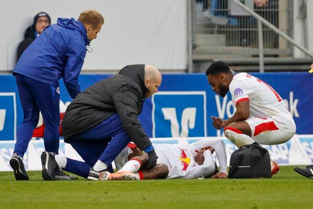 Yan Diomande (RB Leipzig, 49) verletzt am Boden , Deutschland, Fussball, 1. Bundesliga, 10.Spieltag, 2025 2026, TSG Hoffenheim vs. RB Leipzig, 08.11.2025, PreZero Arena, Sinsheim, Deutschland Sinsheim PreZero Arena Baden-Württemberg Deutschland Copyright: xGrantxHubbsx