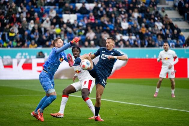 Tim Lemperle (TSG Hoffenheim, 19) im Zweikampf mit Peter Gulacsi (RB Leipzig, 01), El Chadaille Bitshiabu (RB Leipzig, 05), GER, TSG 1899 Hoffenheim vs RB Leipzig, Fussball Bundesliga, 10. Spieltag, Saison 2025 2026, 07.11.2025 DFB DFL regulations prohibit any use of photographs as image sequences and or quasi-video GER, TSG 1899 Hoffenheim vs RB Leipzig, Fussball Bundesliga, 10. Spieltag, Saison 2025 2026, 07.11.2025 Sinsheim Copyright: xEibner-Pressefoto Memmlerx EP_MMR