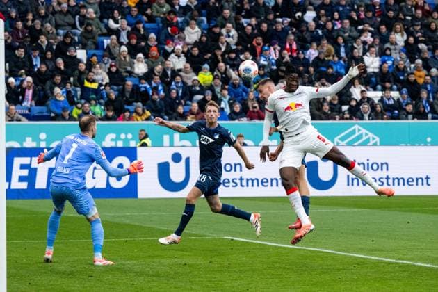 Wouter Burger (TSG Hoffenheim, 18) im Zweikampf mit Peter Gulacsi (RB Leipzig, 01), El Chadaille Bitshiabu (RB Leipzig, 05), GER, TSG 1899 Hoffenheim vs RB Leipzig, Fussball Bundesliga, 10. Spieltag, Saison 2025 2026, 07.11.2025 DFB DFL regulations prohibit any use of photographs as image sequences and or quasi-video GER, TSG 1899 Hoffenheim vs RB Leipzig, Fussball Bundesliga, 10. Spieltag, Saison 2025 2026, 07.11.2025 Sinsheim Copyright: xEibner-Pressefoto Memmlerx EP_MMR