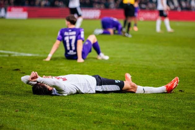 Timur Gayret (SC Verl, 30) ist enttaeuscht traurig nach 1:1 Unentschieden GER, SC Verl vs. FC Erzgebirge Aue, Fussball, 3. Liga, 14. Spieltag, Spielzeit 2025 2026, 08.11.2025 DFL Regulations prohibit any use of photographers as image sequences and or quasi-video. GER, SC Verl vs. FC Erzgebirge Aue, Fussball, 3. Liga, 14. Spieltag, Spielzeit 2025 2026, 08.11.2025 Verl Copyright: xEibner-Pressefoto JanxRollingerx EP_JSK