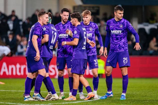 Die Mannschaft von FC Erzgebirge Aue ist enttaeuscht traurig nach 1:1 Unentschieden GER, SC Verl vs. FC Erzgebirge Aue, Fussball, 3. Liga, 14. Spieltag, Spielzeit 2025 2026, 08.11.2025 DFL Regulations prohibit any use of photographers as image sequences and or quasi-video. GER, SC Verl vs. FC Erzgebirge Aue, Fussball, 3. Liga, 14. Spieltag, Spielzeit 2025 2026, 08.11.2025 Verl Copyright: xEibner-Pressefoto JanxRollingerx EP_JSK