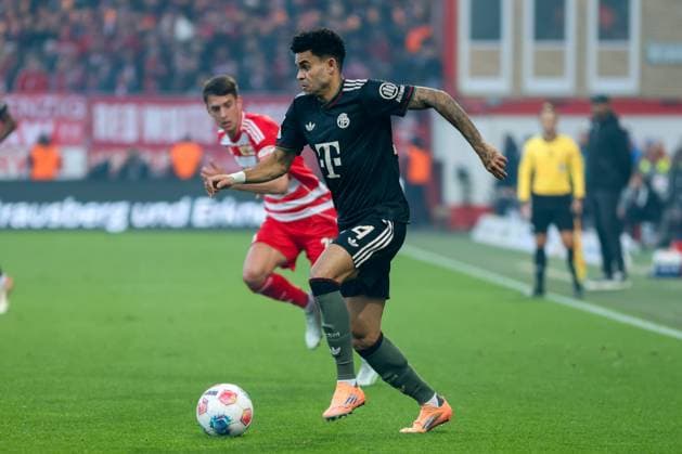 Zweikampf Luis Diaz (FC Bayern Muenchen, 14) mit Janik Haberer (1. FC Union Berlin, 19), GER, 1. FC Union Berlin vs. FC Bayern Muenchen, Fussball, Bundesliga, 10. Spieltag, Saison 2025 2026, 08.11.2025, DFL DFB REGULATIONS PROHIBIT ANY USE OF PHOTOGRAPHS as IMAGE SEQUENCES and or QUASI-VIDEO, GER, 1. FC Union Berlin vs. FC Bayern Muenchen, Fussball, Bundesliga, 10. Spieltag, Saison 2025 2026, 08.11.2025 Berlin Copyright: xEibner-Pressefoto JennixMaulx EP_JML