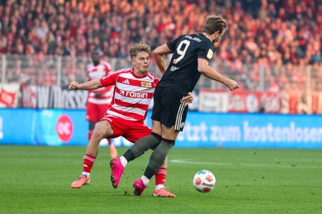 Foul von Andras Schaefer (1. FC Union Berlin, 13) an Harry Kane (FC Bayern Muenchen, 09), GER, 1. FC Union Berlin vs. FC Bayern Muenchen, Fussball, Bundesliga, 10. Spieltag, Saison 2025 2026, 08.11.2025, DFL DFB REGULATIONS PROHIBIT ANY USE OF PHOTOGRAPHS as IMAGE SEQUENCES and or QUASI-VIDEO, GER, 1. FC Union Berlin vs. FC Bayern Muenchen, Fussball, Bundesliga, 10. Spieltag, Saison 2025 2026, 08.11.2025 Berlin Copyright: xEibner-Pressefoto JennixMaulx EP_JML