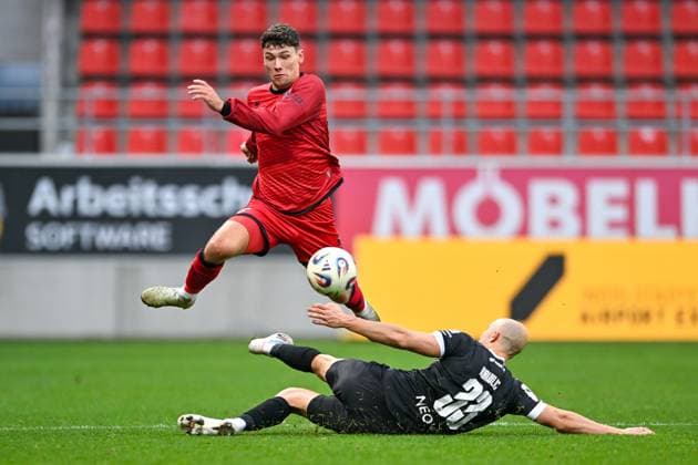 v.li.: Mads Borchers (FC Ingolstadt, 9) Tobias Kraulich (Essen, 33) im Zweikampf, Duell, duel, tackle, Dynamik, Action, Aktion, 08.11.2025, Ingolstadt (Deutschland), Fussball, 3. Liga, FC Ingolstadt 04 - Rot-Weiss Essen, DFB DFL REGULATIONS PROHIBIT ANY USE OF PHOTOGRAPHS AS IMAGE SEQUENCES AND OR QUASI-VIDEO.