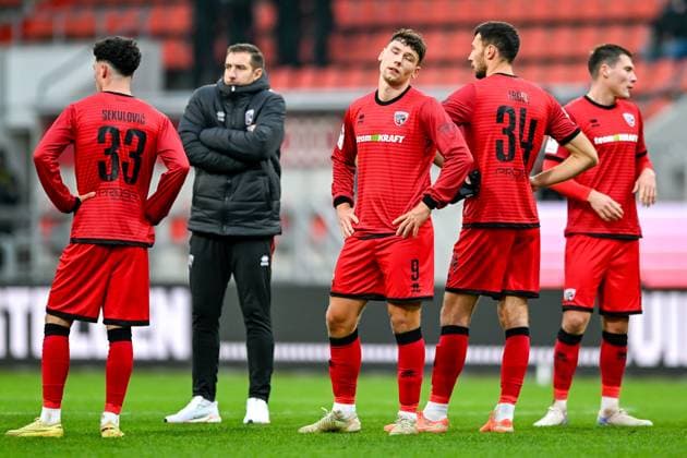 Spieler des FC Ingolstadt naach Spielende enttaeuscht schauend, Enttaeuschung, Frustration, disappointed, pessimistisch, 08.11.2025, Ingolstadt (Deutschland), Fussball, 3. Liga, FC Ingolstadt 04 - Rot-Weiss Essen, DFB DFL REGULATIONS PROHIBIT ANY USE OF PHOTOGRAPHS AS IMAGE SEQUENCES AND OR QUASI-VIDEO.