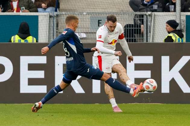 Grischa Prömel, Promel (TSG Hoffenheim, 06) und David Raum (RB Leipzig, 22) im Zweikampf , Deutschland, Fussball, 1. Bundesliga, 10.Spieltag, 2025 2026, TSG Hoffenheim vs. RB Leipzig, 08.11.2025, PreZero Arena, Sinsheim, Deutschland Sinsheim PreZero Arena Baden-Württemberg Deutschland Copyright: xGrantxHubbsx