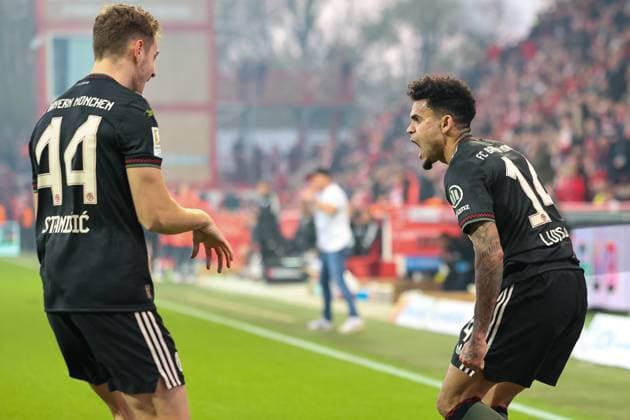 Jubel zum Tor zum 1:1 durch Luis Diaz (FC Bayern Muenchen, 14), mit Josip Stanisic (FC Bayern Muenchen, 44), GER, 1. FC Union Berlin vs. FC Bayern Muenchen, Fussball, Bundesliga, 10. Spieltag, Saison 2025 2026, 08.11.2025, DFL DFB REGULATIONS PROHIBIT ANY USE OF PHOTOGRAPHS as IMAGE SEQUENCES and or QUASI-VIDEO, GER, 1. FC Union Berlin vs. FC Bayern Muenchen, Fussball, Bundesliga, 10. Spieltag, Saison 2025 2026, 08.11.2025 Berlin Copyright: xEibner-Pressefoto JennixMaulx EP_JML