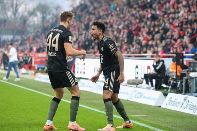 Jubel zum Tor zum 1:1 durch Luis Diaz (FC Bayern Muenchen, 14), mit Josip Stanisic (FC Bayern Muenchen, 44), GER, 1. FC Union Berlin vs. FC Bayern Muenchen, Fussball, Bundesliga, 10. Spieltag, Saison 2025 2026, 08.11.2025, DFL DFB REGULATIONS PROHIBIT ANY USE OF PHOTOGRAPHS as IMAGE SEQUENCES and or QUASI-VIDEO, GER, 1. FC Union Berlin vs. FC Bayern Muenchen, Fussball, Bundesliga, 10. Spieltag, Saison 2025 2026, 08.11.2025 Berlin Copyright: xEibner-Pressefoto JennixMaulx EP_JML