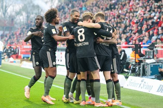 Jubel zum Tor zum 1:1 durch Luis Diaz (FC Bayern Muenchen, 14), mit Josip Stanisic (FC Bayern Muenchen, 44) und Harry Kane (FC Bayern Muenchen, 09), mit Leon Goretzka (FC Bayern Muenchen, 08) und Jonathan Tah (FC Bayern Muenchen, 04), mit Serge Gnabry (FC Bayern Muenchen, 07) und Dayot Upamecano (FC Bayern Muenchen, 02), GER, 1. FC Union Berlin vs. FC Bayern Muenchen, Fussball, Bundesliga, 10. Spieltag, Saison 2025 2026, 08.11.2025, DFL DFB REGULATIONS PROHIBIT ANY USE OF PHOTOGRAPHS as IMAGE SEQUENCES and or QUASI-VIDEO, GER, 1. FC Union Berlin vs. FC Bayern Muenchen, Fussball, Bundesliga, 10. Spieltag, Saison 2025 2026, 08.11.2025 Berlin Copyright: xEibner-Pressefoto JennixMaulx EP_JML