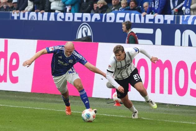 Zweikampf zwischen Lasse Guenther (SV Elversberg) und Henning Matriciani (FC Schalke 04) GER, FC Schalke 04 gegen SV Elversberg, Fussball, 2.Liga, 12.Spieltag, Spielzeit 2025 2026, 08.11.2025 DFL REGULATIONS PROHIBIT ANY USE OF PHOTOGRAPHS AS IMAGE SEQUENCES AND OR QUASI-VIDEO GER, FC Schalke 04 gegen SV Elversberg, Fussball, 2.Liga, 12.Spieltag, Spielzeit 2025 2026, 08.11.2025 Gelsenkirchen Copyright: xEibner-Pressefoto FrankxZeisingx EP_FZG