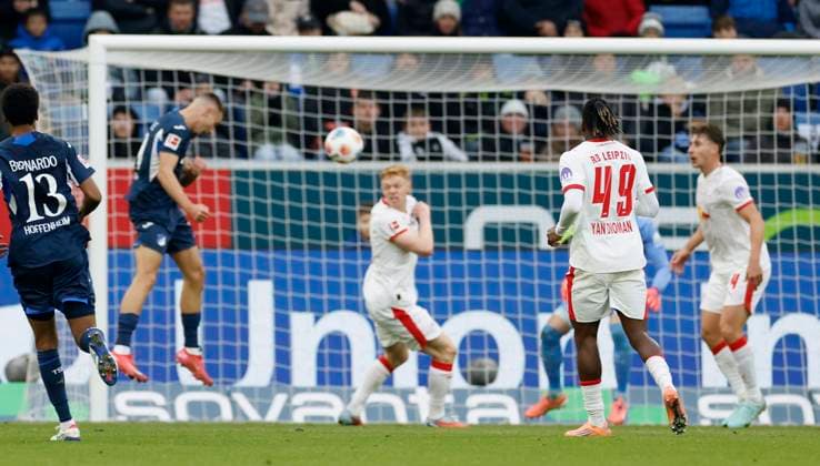 v.l.n.r.: Tim Lemperle (TSG Hoffenheim, 19), Goal scored, erzielt das Tor zum 2:1, celebrate the goal 08.11.2025, Fussball, Bundesliga, TSG Hoffenheim - RB Leipzig, GER, Sinnsheim, PreZero Arena, DFL REGULATIONS PROHIBIT ANY USE OF PHOTOGRAPHS AS IMAGE SEQUENCES AND OR QUASI-VIDEO. Copyright: HMBxMedia xHeikoxBecker