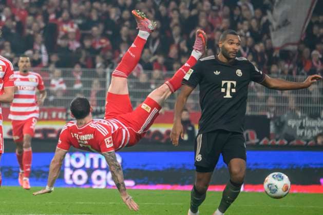 f.l.t.r.: Oliver Burke (1.FC Union), in the 1. Bundesliga match, 1. FC Union Berlin vs. FC Bayern Munich, Bundesliga, soccer, DFB, 2025 2026 season, at the Alte Foersterei stadium, im Spiel der ersten Bundesligaspiel, 1. FC Union Berlin gegen FC Bayern München, Bundesliga, Fußball, DFB, Saison 2025 2026, im Stadion Alte Försterei, DFB DFL REGULATIONS PROHIBIT ANY USE OF PHOTOGRAPHS AS IMAGE SEQUENCES AND OR QUASI-VIDEO, 08.11.25, Copyright: HMBxMedia UwexKoch
