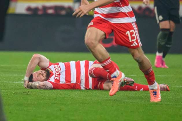 f.l.t.r.: Oliver Burke (1.FC Union), injured on the ground, in the 1. Bundesliga match, 1. FC Union Berlin vs. FC Bayern Munich, Bundesliga, soccer, DFB, 2025 2026 season, at the Alte Foersterei stadium, im Spiel der ersten Bundesligaspiel, 1. FC Union Berlin gegen FC Bayern München, Bundesliga, Fußball, DFB, Saison 2025 2026, im Stadion Alte Försterei, DFB DFL REGULATIONS PROHIBIT ANY USE OF PHOTOGRAPHS AS IMAGE SEQUENCES AND OR QUASI-VIDEO, 08.11.25, Copyright: HMBxMedia UwexKoch