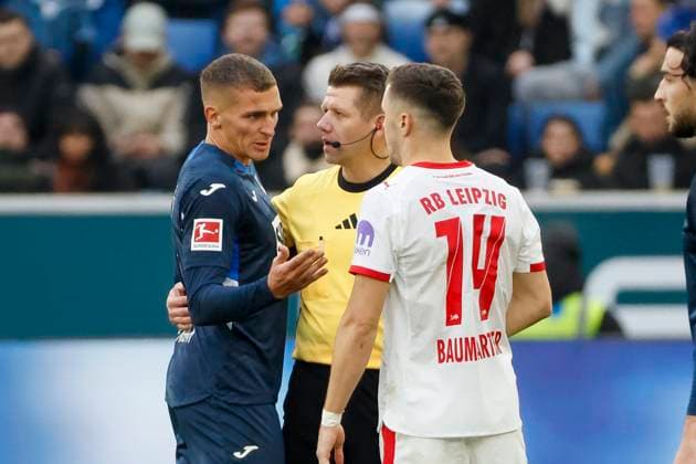 Grischa Prömel, Promel (TSG Hoffenheim, 06), Schiedsrichter Patrick Ittrich und Christoph Baumgartner (RB Leipzig, 14) im Dialog , Deutschland, Fussball, 1. Bundesliga, 10.Spieltag, 2025 2026, TSG Hoffenheim vs. RB Leipzig, 08.11.2025, PreZero Arena, Sinsheim, Deutschland Sinsheim PreZero Arena Baden-Württemberg Deutschland Copyright: xGrantxHubbsx