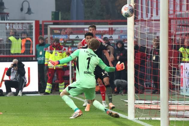 DEU, DFL, 1. FBL, 1.FC Union vs. Bayern Muenchen, 08.11.2025, Stadion Alte Foersterei, Berlin, DEU, DFL, 1. FBL, 1.FC Union vs. Bayern Muenchen, im Bild: 1: durch Luis Diaz (FC Bayern Muenchen 14), Frederik Roennow (1.FC Union Berlin 1), Janik Haberer (1.FC Union Berlin 19) DFL - regulations prohibit any use of Photographs as image sequences and or quasi-video