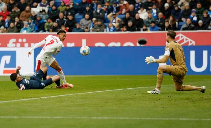v.l.n.r.: Albian Hajdari (TSG Hoffenheim, 21), Antonio Nusa (RB Leipzig, 7) and Torwart Oliver Baumann (TSG Hoffenheim, 1) 08.11.2025, Fussball, Bundesliga, TSG Hoffenheim - RB Leipzig, GER, Sinnsheim, PreZero Arena, DFL REGULATIONS PROHIBIT ANY USE OF PHOTOGRAPHS AS IMAGE SEQUENCES AND OR QUASI-VIDEO. Copyright: HMBxMedia xHeikoxBecker