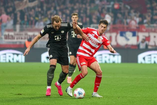 Janik Haberer (1. FC Union Berlin, 19) mit Harry Kane (FC Bayern Muenchen, 09), GER, 1. FC Union Berlin vs. FC Bayern Muenchen, Fussball, Bundesliga, 10. Spieltag, Saison 2025 2026, 08.11.2025, DFL DFB REGULATIONS PROHIBIT ANY USE OF PHOTOGRAPHS as IMAGE SEQUENCES and or QUASI-VIDEO, GER, 1. FC Union Berlin vs. FC Bayern Muenchen, Fussball, Bundesliga, 10. Spieltag, Saison 2025 2026, 08.11.2025 Berlin Copyright: xEibner-Pressefoto JennixMaulx EP_JML