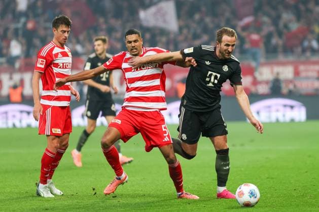 Harry Kane (FC Bayern Muenchen, 09) mit Danilho Doekhi (1. FC Union Berlin, 05), mit Janik Haberer (1. FC Union Berlin, 19), GER, 1. FC Union Berlin vs. FC Bayern Muenchen, Fussball, Bundesliga, 10. Spieltag, Saison 2025 2026, 08.11.2025, DFL DFB REGULATIONS PROHIBIT ANY USE OF PHOTOGRAPHS as IMAGE SEQUENCES and or QUASI-VIDEO, GER, 1. FC Union Berlin vs. FC Bayern Muenchen, Fussball, Bundesliga, 10. Spieltag, Saison 2025 2026, 08.11.2025 Berlin Copyright: xEibner-Pressefoto JennixMaulx EP_JML