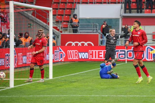 Jubel bei Essen, nach dem Treffer durch Kaito Mizuta (Rot-Weiss Essen, Nr.24) zum 0:1 beim Spiel FC Ingolstadt 04 gegen Rot-Weiss Essen Fußball am 08.11.2025, DFB regulations prohibit any use of photographs as image sequences and or quasi-video. GER, Fussball, 3. Liga, Spieltag 14, 1.FC Ingolstadt gegen Rot-Weiss Essen, Fußball, 08.11.2025, Audi Sportpark Ingolstadt Copyright: xEibner-Pressefoto OliverxSTRISCHx EP-OSH