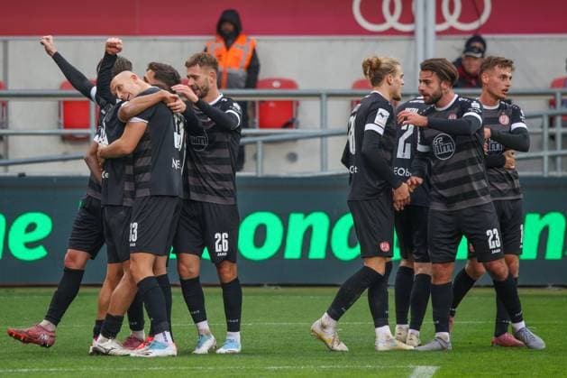 Jubel bei Essen, nach dem Treffer durch Kaito Mizuta (Rot-Weiss Essen, Nr.24) mit Tobias Kraulich (Rot-Weiss Essen, Nr.33), Torben Muesel (Rot-Weiss Essen, Nr.26), Jose-Enrique Rios Alonso (Rot-Weiss Essen, Nr.23) zum 0:1 beim Spiel FC Ingolstadt 04 gegen Rot-Weiss Essen Fußball am 08.11.2025, DFB regulations prohibit any use of photographs as image sequences and or quasi-video. GER, Fussball, 3. Liga, Spieltag 14, 1.FC Ingolstadt gegen Rot-Weiss Essen, Fußball, 08.11.2025, Audi Sportpark Ingolstadt Copyright: xEibner-Pressefoto OliverxSTRISCHx EP-OSH