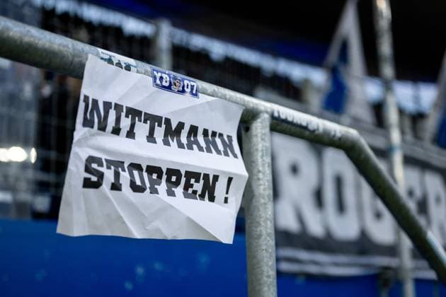 Schild Plakat Wittmann stoppen! Als Protest der Fans Ultras YB 07 Young Boys gegen Spielerberater Roger Wittmann, GER, TSG 1899 Hoffenheim vs RB Leipzig, Fussball Bundesliga, 10. Spieltag, Saison 2025 2026, 07.11.2025 DFB DFL regulations prohibit any use of photographs as image sequences and or quasi-video GER, TSG 1899 Hoffenheim vs RB Leipzig, Fussball Bundesliga, 10. Spieltag, Saison 2025 2026, 07.11.2025 Sinsheim Copyright: xEibner-Pressefoto Memmlerx EP_MMR