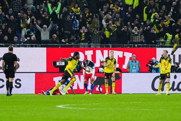 Torjubel Carney Chukwuemeka (Borussia Dortmund, 17) nach Tor zum 0:1 GER, Hamburger SV vs. Borussia Dortmund, Fussball, 1. Bundesliga, Spieltag 10, Saison 2025 2026, 08.11.2025 DFL REGULATIONS PROHIBIT ANY USE OF PHOTOGRAPHS AS IMAGE SEQUENCES AND OR QUASI-VIDEO GER, Hamburger SV vs. Borussia Dortmund, Fussball, 1. Bundesliga, Spieltag 10, Saison 2025 2026, 08.11.2025 Hamburg Copyright: xEibner-Pressefoto MarcelxvonxFehrnx EP_MFN