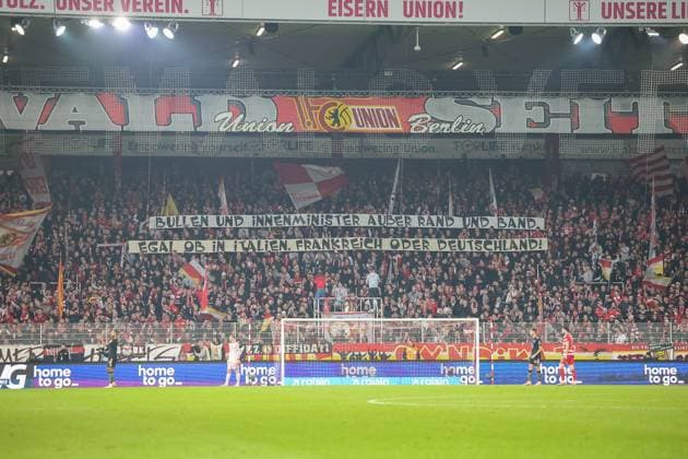 Fanprotest, Spruchband in der Fankurve von Union Berlin, GER, 1. FC Union Berlin vs. FC Bayern Muenchen, Fussball, Bundesliga, 10. Spieltag, Saison 2025 2026, 08.11.2025, DFL DFB REGULATIONS PROHIBIT ANY USE OF PHOTOGRAPHS as IMAGE SEQUENCES and or QUASI-VIDEO, GER, 1. FC Union Berlin vs. FC Bayern Muenchen, Fussball, Bundesliga, 10. Spieltag, Saison 2025 2026, 08.11.2025 Berlin Copyright: xEibner-Pressefoto JennixMaulx EP_JML