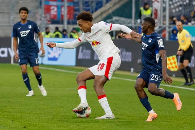 Assan Ouedraogo (RB Leipzig, 20) und Bazoumana Toure (TSG Hoffenheim, 29) im Zweikampf , Deutschland, Fussball, 1. Bundesliga, 10.Spieltag, 2025 2026, TSG Hoffenheim vs. RB Leipzig, 08.11.2025, PreZero Arena, Sinsheim, Deutschland Sinsheim PreZero Arena Baden-Württemberg Deutschland Copyright: xGrantxHubbsx