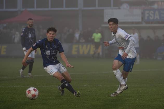 GER, Fussball, RLN, SSV Jeddeloh II vs VfB Oldenburg 08.11.2025, Haskamp-Arena, Jeddeloh II Edewecht, GER, RLN, SSV Jeddeloh II vs VfB Oldenburg, DFL regulations prohibit any use of photographs as image sequences and or quasi-video, im Bild Vjekoslav TARITAS ( VfB Oldenburg 7 ) Keita TAGUCHI ( SSV Jeddeloh II 5 )