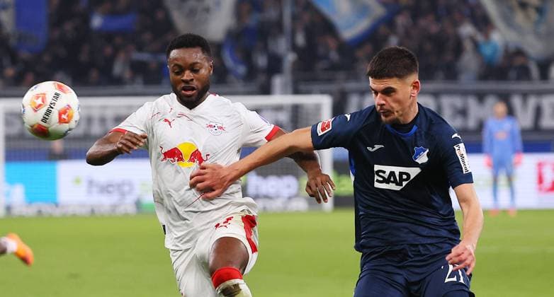 Hoffenheim - RB Leipzig Bundesliga Sinsheim, 08.11.2025, PreZero Arena, Fußball Bundesliga, Spieltag 10 , TSG 1899 Hoffenheim vs. RB Leipzig , Im Bild v.l.: Ridle Baku (17, RB Leipzig) und Albian Hajdari (21, Hoffenheim) , Nur zur redaktionellen Nutzung. Only editorial use. , DFL regulations prohibit any use of photographs as image sequences and or quasi-video. ,
