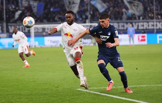 Hoffenheim - RB Leipzig Bundesliga Sinsheim, 08.11.2025, PreZero Arena, Fußball Bundesliga, Spieltag 10 , TSG 1899 Hoffenheim vs. RB Leipzig , Im Bild v.l.: Ridle Baku (17, RB Leipzig) und Albian Hajdari (21, Hoffenheim) , Nur zur redaktionellen Nutzung. Only editorial use. , DFL regulations prohibit any use of photographs as image sequences and or quasi-video. ,