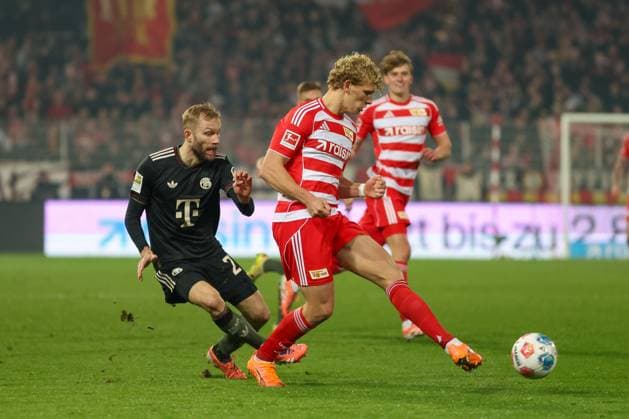 Leopold Querfeld (1. FC Union Berlin, 14) mit Konrad Laimer (FC Bayern Muenchen, 27), GER, 1. FC Union Berlin vs. FC Bayern Muenchen, Fussball, Bundesliga, 10. Spieltag, Saison 2025 2026, 08.11.2025, DFL DFB REGULATIONS PROHIBIT ANY USE OF PHOTOGRAPHS as IMAGE SEQUENCES and or QUASI-VIDEO, GER, 1. FC Union Berlin vs. FC Bayern Muenchen, Fussball, Bundesliga, 10. Spieltag, Saison 2025 2026, 08.11.2025 Berlin Copyright: xEibner-Pressefoto JennixMaulx EP_JML