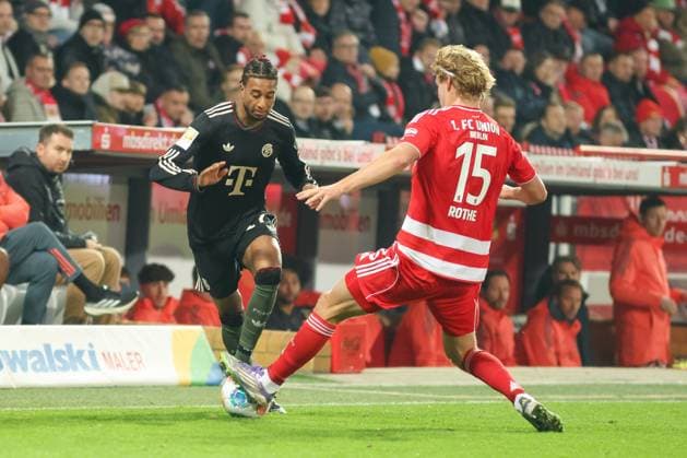 Michael Olise (FC Bayern Muenchen, 17) mit Tom Rothe (1. FC Union Berlin, 15), GER, 1. FC Union Berlin vs. FC Bayern Muenchen, Fussball, Bundesliga, 10. Spieltag, Saison 2025 2026, 08.11.2025, DFL DFB REGULATIONS PROHIBIT ANY USE OF PHOTOGRAPHS as IMAGE SEQUENCES and or QUASI-VIDEO, GER, 1. FC Union Berlin vs. FC Bayern Muenchen, Fussball, Bundesliga, 10. Spieltag, Saison 2025 2026, 08.11.2025 Berlin Copyright: xEibner-Pressefoto JennixMaulx EP_JML