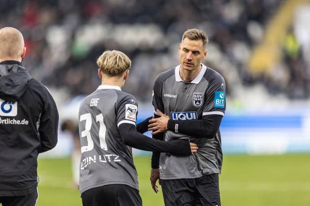 Fussball, Saison 2025 2026, 3. Liga, Donaustadion Ulm, 14. Spieltag, SSV Ulm 1846 Fußball - FC Hansa Rostock, 08.11.2025 08.11.2025, Fussball, Saison 2025 2026, 3. Liga, Donaustadion Ulm, 14. Spieltag, SSV Ulm 1846 Fußball - FC Hansa Rostock, Einwechselung U19-Spieler 31 Benedikt Ehe (SSV Ulm 1846 Fußball) mit seinem Drittliga-Debüt Foto: Lucca Fundel Ulm Donaustadion Baden-Württemberg Deutschland