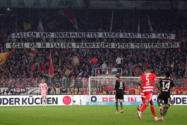 08.11.2025, xtgx, Fussball 1.Bundesliga, Union Berlin - FC Bayern München v.l. Fans, Zuschauer, Besucher, Fahnen, Trikots, Stimmung, Schals, Union Berlin Spruchband Polizei (DFL DFB REGULATIONS PROHIBIT ANY USE OF PHOTOGRAPHS as IMAGE SEQUENCES and or QUASI-VIDEO) Berlin