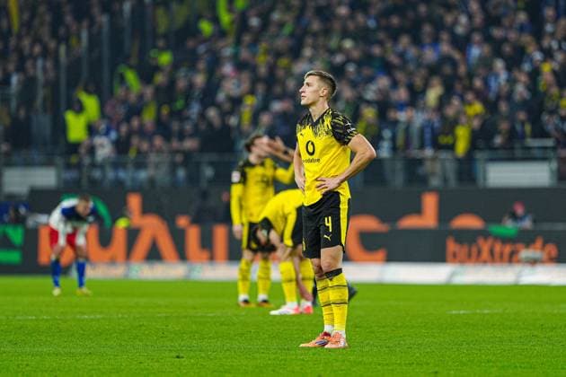 Nico Schlotterbeck (Borussia Dortmund, 04) enttaeuscht enttaeuschung nach Unentschieden GER, Hamburger SV vs. Borussia Dortmund, Fussball, 1. Bundesliga, Spieltag 10, Saison 2025 2026, 08.11.2025 DFL REGULATIONS PROHIBIT ANY USE OF PHOTOGRAPHS AS IMAGE SEQUENCES AND OR QUASI-VIDEO GER, Hamburger SV vs. Borussia Dortmund, Fussball, 1. Bundesliga, Spieltag 10, Saison 2025 2026, 08.11.2025 Hamburg Copyright: xEibner-Pressefoto MarcelxvonxFehrnx EP_MFN