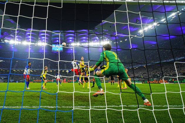Tor zum 1:1 per Kopfball Ransford-Yeboah Koenigsdoerffer (Hamburger SV, 11), Gregor Kobel (Borussia Dortmund, 01), Remote Hintertorkamera GER, Hamburger SV vs. Borussia Dortmund, Fussball, 1. Bundesliga, Spieltag 10, Saison 2025 2026, 08.11.2025 DFL REGULATIONS PROHIBIT ANY USE OF PHOTOGRAPHS AS IMAGE SEQUENCES AND OR QUASI-VIDEO GER, Hamburger SV vs. Borussia Dortmund, Fussball, 1. Bundesliga, Spieltag 10, Saison 2025 2026, 08.11.2025 Hamburg Copyright: xEibner-Pressefoto MarcelxvonxFehrnx EP_MFN