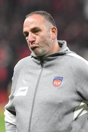 Trainer Frank Schmidt ( 1 FC Heidenheim ) wirkt nach Spielschluss enttaeuscht. GER, Bayer 04 Leverkusen vs 1 FC Heidenheim, Fussball, Bundesliga, 10. Spieltag, Spielzeit 2025 2026, 08.11.2025 DFL REGULATIONS PROHIBIT ANY USE OF PHOTOGRAPHS AS IMAGE SEQUENCES AND OR QUASI-VIDEO GER, Bayer 04 Leverkusen vs 1 FC Heidenheim, Fussball, Bundesliga, 10. Spieltag, Spielzeit 2025 2026, 08.11.2025 Leverkusen Copyright: xEibner-Pressefoto ThomasxThienelx EP_TTL