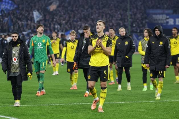 GER, xFSx ,Hamburg, HSV , 1. Bundesliga , Fussball, DFL, Hamburger SV , am Hamburger Volksparkstadion , Borussia Dortmund , 08.11.2025 , v.l. Nico Schlotterbeck (Borussia Dortmund ,4) enttaeuscht, enttaeusch schauend, dissapointed, traurig, frustriert, frust, gefrustet DFL regulations prohibit any use of photographs as image sequences and or quasi-video. Copyright: HMBxMedia FernandoxSoares