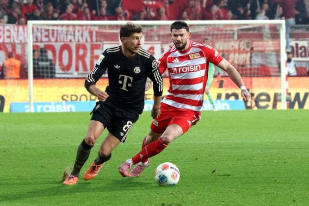 DEU, DFL, 1. FBL, 1.FC Union vs. Bayern Muenchen, 08.11.2025, Stadion Alte Foersterei, Berlin, DEU, DFL, 1. FBL, 1.FC Union vs. Bayern Muenchen, im Bild: Oliver Burke (1.FC Union Berlin 7), Leon Goretzka (FC Bayern Muenchen 8) DFL - regulations prohibit any use of Photographs as image sequences and or quasi-video