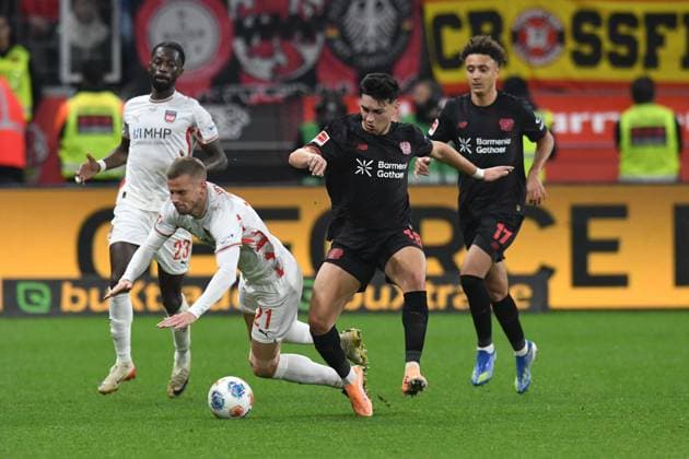 Alejo Sarco ( Bayer 04 Leverkusen ) im Zweikampf mit Adrian Beck ( 1 FC Heidenheim ). GER, Bayer 04 Leverkusen vs 1 FC Heidenheim, Fussball, Bundesliga, 10. Spieltag, Spielzeit 2025 2026, 08.11.2025 DFL REGULATIONS PROHIBIT ANY USE OF PHOTOGRAPHS AS IMAGE SEQUENCES AND OR QUASI-VIDEO GER, Bayer 04 Leverkusen vs 1 FC Heidenheim, Fussball, Bundesliga, 10. Spieltag, Spielzeit 2025 2026, 08.11.2025 Leverkusen Copyright: xEibner-Pressefoto ThomasxThienelx EP_TTL