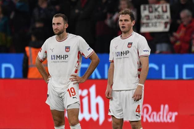 V.l.n.r. Jonas Foehrenbach und Tim Siersleben ( beide 1 FC Heidenheim ) frustriert enttaeuscht nach Spielschluss. GER, Bayer 04 Leverkusen vs 1 FC Heidenheim, Fussball, Bundesliga, 10. Spieltag, Spielzeit 2025 2026, 08.11.2025 DFL REGULATIONS PROHIBIT ANY USE OF PHOTOGRAPHS AS IMAGE SEQUENCES AND OR QUASI-VIDEO GER, Bayer 04 Leverkusen vs 1 FC Heidenheim, Fussball, Bundesliga, 10. Spieltag, Spielzeit 2025 2026, 08.11.2025 Leverkusen Copyright: xEibner-Pressefoto ThomasxThienelx EP_TTL