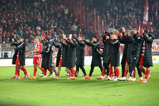 DEU, DFL, 1. FBL, 1.FC Union vs. Bayern Muenchen, 08.11.2025, Stadion Alte Foersterei, Berlin, DEU, DFL, 1. FBL, 1.FC Union vs. Bayern Muenchen, im Bild: Unioner-Spielerkreis, DFL - regulations prohibit any use of Photographs as image sequences and or quasi-video