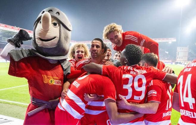 Fußball, Herren, Saison 2025 2026, 1. Bundesliga (10. Spieltag), 1. FC Union Berlin - FC Bayern München, v. l. Maskottchen Ritter Keule (1. FC Union), Alex Kral (1. FC Union Berlin). Danilho Doekhi (unten 1. FC Union), Rani Khedira (1. FC Union Berlin), Tom Rothe (1. FC Union Berlin), Derrick Köhn (1. FC Union Berlin), Josip Juranovic (1. FC Union Berlin), Leopold Querfeld (1. FC Union Berlin), Jubel nach Tor zum 2:2, 08.11.2025, Copyright: xMatthiasxKochx