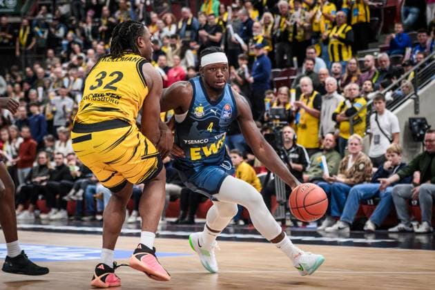 Brian Fobbs (EWE Baskets Oldenburg, 04) vs. Keeshawn Kellman (MHP RIESEN Ludwigsburg, 32) GER, MHP Riesen Ludwigsburg - EWE Baskets Oldenburg, easycredit BBL, Basketball, Bundesliga, 7. Spieltag, Spielzeit 2025 2026, 08.11.2025 GER, MHP Riesen Ludwigsburg - EWE Baskets Oldenburg, easycredit BBL, Basketball, Bundesliga, 7. Spieltag, Spielzeit 2025 2026, 08.11.2025 Ludwigsburg Copyright: xSandyxDinkelackerx EP_SDR
