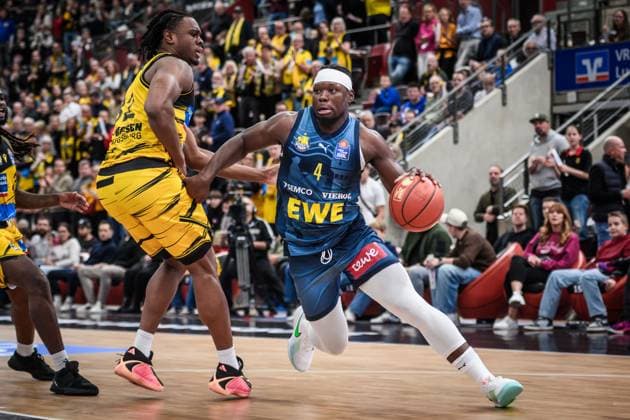Brian Fobbs (EWE Baskets Oldenburg, 04) vs. Keeshawn Kellman (MHP RIESEN Ludwigsburg, 32) GER, MHP Riesen Ludwigsburg - EWE Baskets Oldenburg, easycredit BBL, Basketball, Bundesliga, 7. Spieltag, Spielzeit 2025 2026, 08.11.2025 GER, MHP Riesen Ludwigsburg - EWE Baskets Oldenburg, easycredit BBL, Basketball, Bundesliga, 7. Spieltag, Spielzeit 2025 2026, 08.11.2025 Ludwigsburg Copyright: xSandyxDinkelackerx EP_SDR