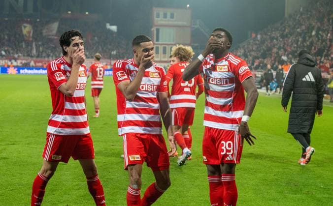 Fußball, Herren, Saison 2025 2026, 1. Bundesliga (10. Spieltag), 1. FC Union Berlin - FC Bayern München, v. l. Diogo Leite (1. FC Union Berlin), Danilho Doekhi (1. FC Union), Derrick Köhn (1. FC Union Berlin), Jubel nach Tor zum 2:1, 08.11.2025, Copyright: xMatthiasxKochx