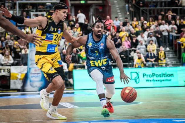 Chris Clemons (EWE Baskets Oldenburg, 03) vs. Brandon Tischler (MHP RIESEN Ludwigsburg, 24) GER, MHP Riesen Ludwigsburg - EWE Baskets Oldenburg, easycredit BBL, Basketball, Bundesliga, 7. Spieltag, Spielzeit 2025 2026, 08.11.2025 GER, MHP Riesen Ludwigsburg - EWE Baskets Oldenburg, easycredit BBL, Basketball, Bundesliga, 7. Spieltag, Spielzeit 2025 2026, 08.11.2025 Ludwigsburg Copyright: xSandyxDinkelackerx EP_SDR
